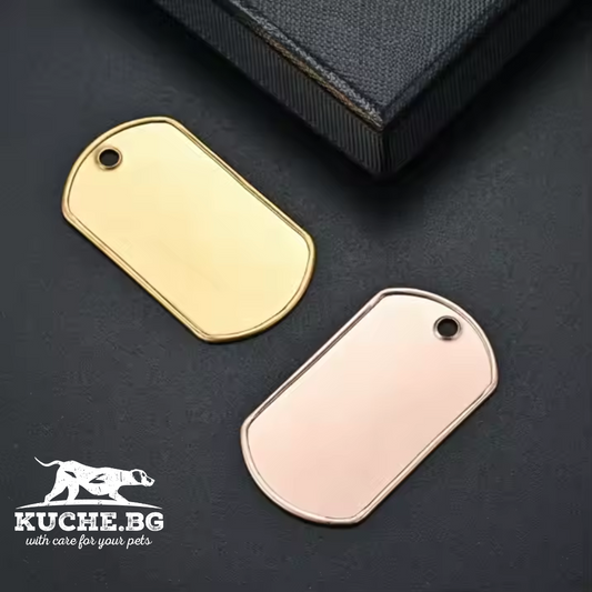 Персонализирани медальони за кучета в златисто и розово, изработени от устойчив метал.