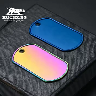 Персонализирани медальони за кучета в син и дъгов цвят, изработени от устойчив метал.