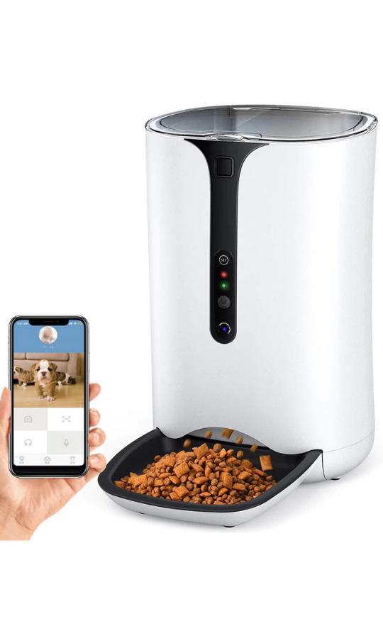 Автоматична хранилка за кучета с камера и двупосочно аудио: спокойствие, когато те няма, показана с мобилно приложение.