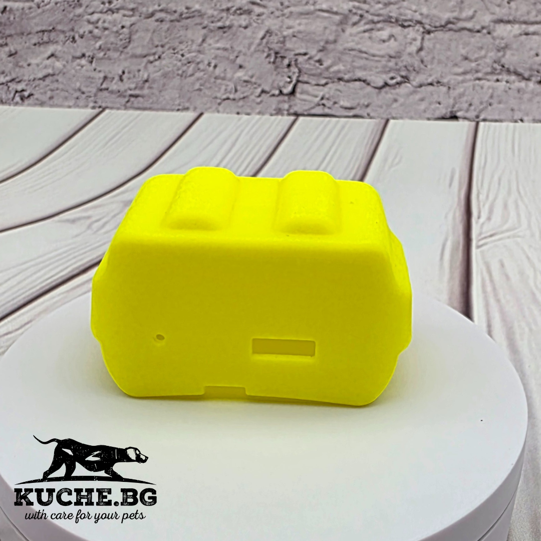 Силиконов протектор за GPS тракер ICAR 122T и ICAR 122M в ярък цвят, предпазващ от удар и надраскване, върху бяла повърхност.