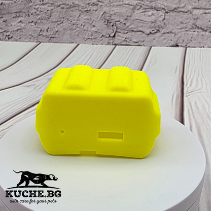 Силиконов протектор за GPS тракер ICAR 122T и ICAR 122M в ярък цвят, предпазващ от удар и надраскване, върху бяла повърхност.